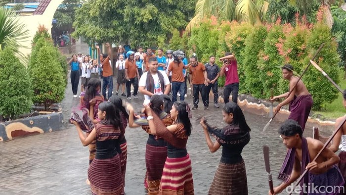 Yoseph Belawa Koten (kaus putih), siswa SMA Frateran Podor Larantuka, Flores Timur, NTT, disambut dengan tarian saat pulang dari Amerika, Kamis (12/6/2025).