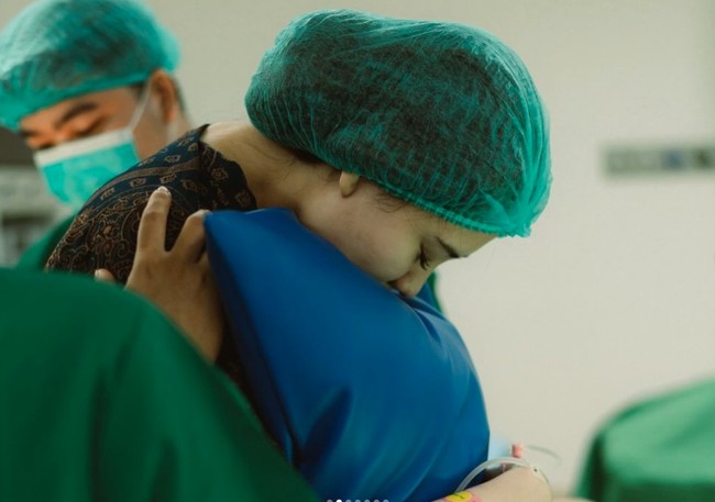 Proses persalinan berlangsung secara caesar. Dalam foto terlihat Aaliyah yang sedang menjalani anestesi di ruang operasi. Foto: Instagram/@thariqhalilintar