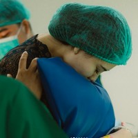 Proses persalinan berlangsung secara caesar. Dalam foto terlihat Aaliyah yang sedang menjalani anestesi di ruang operasi. Foto: Instagram/@thariqhalilintar
