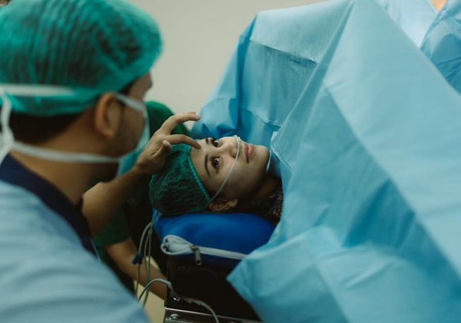Selama di dalam ruang operasi, Thariq Halilintar tampak setia menemani. Ia memberikan semangat dan dukungan untuk sang istri di tengah proses persalinan. Foto: Instagram/@thariqhalilintar