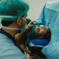 Selama di dalam ruang operasi, Thariq Halilintar tampak setia menemani. Ia memberikan semangat dan dukungan untuk sang istri di tengah proses persalinan. Foto: Instagram/@thariqhalilintar