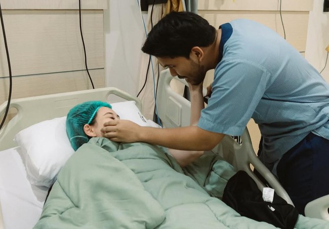 Tak hanya dalam ruang operasi, saat proses pemulihan Thariq juga tetap setia menemani istrinya. Kedua orangtua baru itu tampil mesra dan romantis. Foto: Instagram/@thariqhalilintar