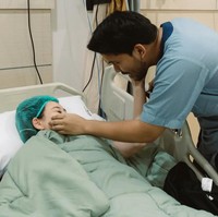 Tak hanya dalam ruang operasi, saat proses pemulihan Thariq juga tetap setia menemani istrinya. Kedua orangtua baru itu tampil mesra dan romantis. Foto: Instagram/@thariqhalilintar