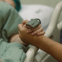 Setelah putranya terlahir ke dunia, Aaliyah dan Thariq juga memilih untuk langsung mempublikasikan nama sang anak. “Kepada putra kami tercinta, Ahmad Arash Omara Tharia. Alhamdulillah, akhirnya kamu hadir dalam pelukan kami, sehat, penuh kasih sayang, dan telah memenuhi hati kami dengan kebahagiaan yang tak terlukiskan dengan kata-kata. Kamu adalah doa yang menjadi kenyataan, tanda kemurahan hati Allah, dan berkah yang tidak akan pernah kami remehkan. Kamu adalah amanah kecil kami, sebagaimana nama yang kami pilih dengan cinta, iman, dan harapan. Semoga jejak langkahmu selalu mengikuti jejak Nabi, semoga kamu menjadi sumber berkah dalam kehidupan ini dan kehidupan selanjutnya. Amin. Dan kami berdoa setiap hari agar kamu tumbuh menjadi pria yang kuat dan baik hati, yang dicintai oleh orang-orang dan, yang lebih penting, dicintai oleh Allah,” tulis Thariq dalam keterangan unggahannya dengan menggunakan bahasa Inggris. Foto: Instagram/@thariqhalilintar