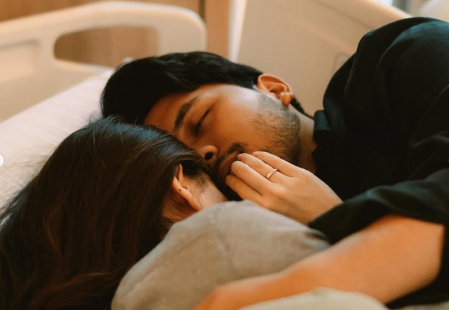 Setelah lahiran anak pertama, Thariq dan Aaliyah juga tetap terlihat mesra. Dalam foto terlihat momen saat keduanya berpelukan di atas kasur rumah sakit. Foto: Instagram/@thariqhalilintar
