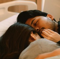 Setelah lahiran anak pertama, Thariq dan Aaliyah juga tetap terlihat mesra. Dalam foto terlihat momen saat keduanya berpelukan di atas kasur rumah sakit. Foto: Instagram/@thariqhalilintar