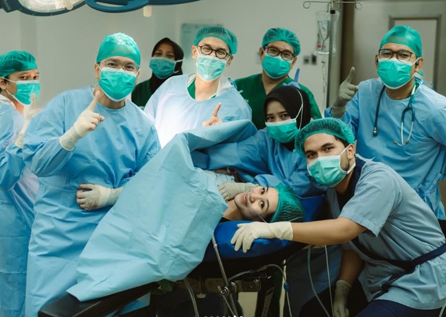 Sayangnya Thariq dan Aaliyah belum mempublikasikan wajah bayinya. Meski demikian unggahannya dibanjiri dengan ucapan selamat dari para rekan artis dan penggemarnya. Foto: Instagram/@thariqhalilintar