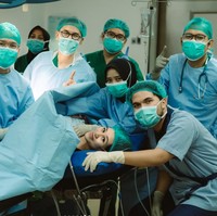 Sayangnya Thariq dan Aaliyah belum mempublikasikan wajah bayinya. Meski demikian unggahannya dibanjiri dengan ucapan selamat dari para rekan artis dan penggemarnya. Foto: Instagram/@thariqhalilintar