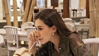 Liburan ke Bali, wanita kelahiran 2002 itu menunjukkan momen makan di restoran. Selain oyster, ibu muda ini juga menikmati minuman kelapa muda segar. Foto: Instagram @aaliyah.massaid