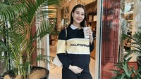 Hari Minggu, putri Adjie Massaid itu mampir ke sebuah kafe. Begini posenya ketika memegang segelas minuman yang ia beli di kafe tersebut. Foto: Instagram @aaliyah.massaid