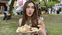 Sebelum hamil, adik Zahwa Massaid itu memamerkan momen ketika piknik. Sambil menunggu buka puasa, ia sudah menyiapkan hidangan semacam tacos. Foto: Instagram @aaliyah.massaid