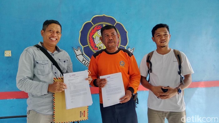 ADBMI menyerahkan dokumen laporan permasalahan CPMI kepada petugas jaga Damkarmat Lombok Timur, Kamis (13/6/2025). (Foto: Sanusi Ardi W/detikBali)