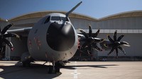 Di sisi lain, kesan gagah juga tampak di pesawat militer ini dengan sentuhan warna hitam pada bagian moncongnya. Selain itu, karena pesawat ini berjenis turboprop, maka komponen baling-baling terekspos jelas dan semakin menunjukkan kegagahan pesawat ini. Foto: Dok. Airbus Defence