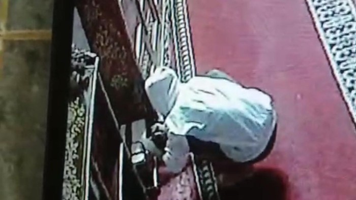 Aksi pria di Palembang terekam CCTV saat membongkar kotak amal masjid