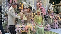 Ibu dan ayah Alyssa Daguise mencampurkan kembang setaman ke air siraman. Foto: dok. Instagram Story Alyssa Daguise