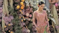 Alyssa Daguise menggelar acara siraman jelang menikah dengan Al Ghazali. Alyssa anggun memakai kebaya berwarna pink dengan kain hijau. Foto: dok. Instagram Story Alyssa Daguise