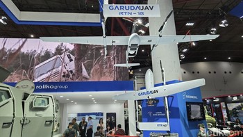 Nah kalau yang ini adalah drone Garuda UAV ada RTN 15 yang digantung dan RTN 40 yang ada di dinding. Mereka adalah drone intai dan survey. Foto: Fitraya Ramadhanny/detikINET