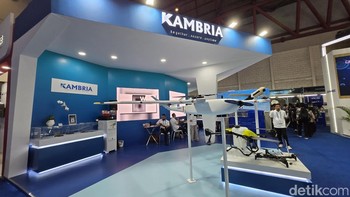 PT Kambria Pertahanan Indonesia dari Maros, Sulsel membawa drone TH-U30 untuk survey, drone kamikaze TH-X180 untuk tempur dan TH-UX13 untuk pertanian. Foto: Fitraya Ramadhanny/detikINET