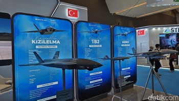 Drone paling terkenal yang tampil di Indo Defence 2025 adalah seri drone tempur Bayraktar dari Turki yang naik daun karena jadi andalan Ukraina untuk melawan Rusia. Perusahaan Baykar dari Turki memboyong Bayraktar Kizilelma, Bayraktar TB2 dan Bayraktar Akinci. Indonesia sendiri membeli 60 Bayraktar TB3 dan 9 Bayraktar Akinci. Foto: Fitraya Ramadhanny/detikINET