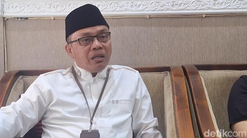 Asisten I Setda Kota Mataram Lalu Martawang saat diwawancarai di ruangannya, Jumat (13/6/2025)