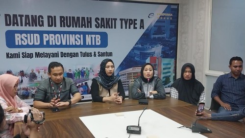Bagian Hukum dan Humas RSUD Provinsi NTB Lalu Doddy Setiawan (dua dari kiri) menemui pihak orang Tua Arumi dan dua Kuasa Hukumnya di RSUD Provinsi NTB, Jumat (13/6/2025). (Dok. Lalu Doddy Setiawan).