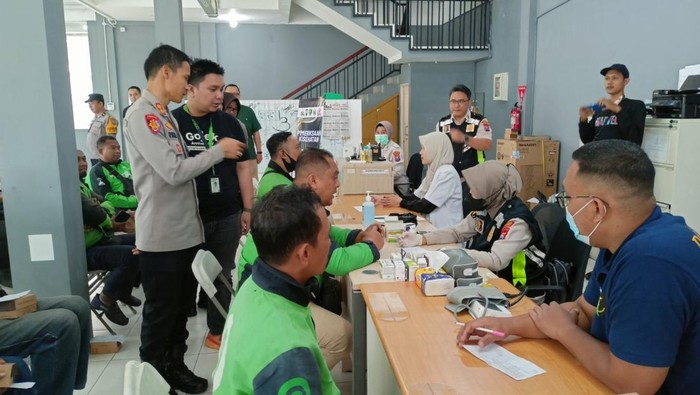 Bakti Kesehatan Polresta Malang Kota beri pelayanan pengecekan kesehatan gratis untuk ratusan driver ojol.