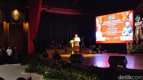 Gubernur Bali Wayan Koster saat memberikan sambutan di acara peresmian Bale Kertha Adhyaksa di Gedung Negara Alaya, Denpasar pada Jumat (13/6/2025).