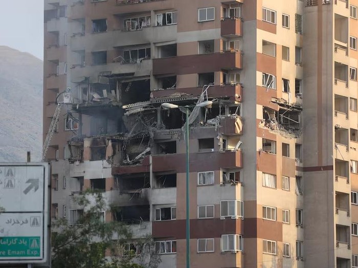 A building stands damaged in the aftermath of Israeli strikes, in Tehran, Iran, June 13, 2025. Majid Asgaripour/WANA (West Asia News Agency) via REUTERS Purchase Licensing Rights