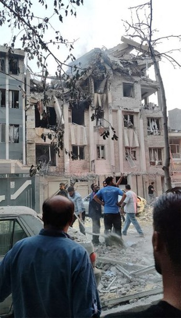 Bangunan di Teheran rusak usai terima serangan Israel (Photo by SEPAH NEWS / AFP)