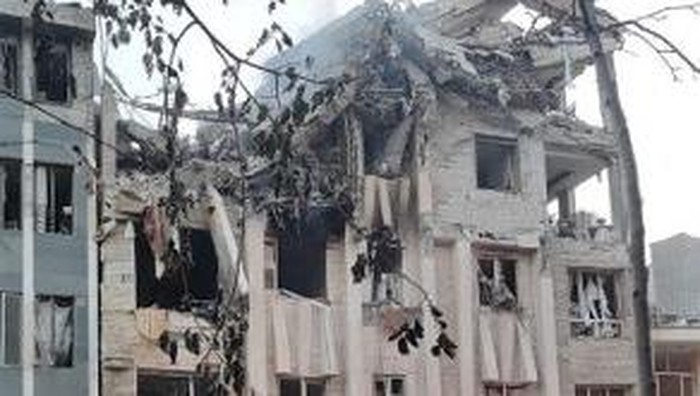 Bangunan di Teheran rusak usai terima serangan Israel (Photo by SEPAH NEWS / AFP)