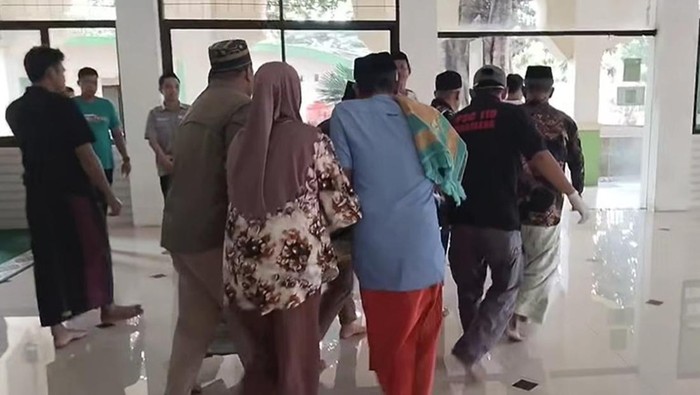 Seorang imam masjid bernama Basri di Kabupaten Bantaeng, Sulawesi Selatan (Sulsel), meninggal dunia saat sedang salat sunah jelang pelaksanaan salat Jumat.