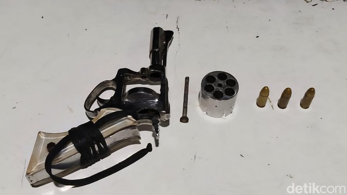 Barang bukti senpira dan amunisi yang diamankan polisi.
