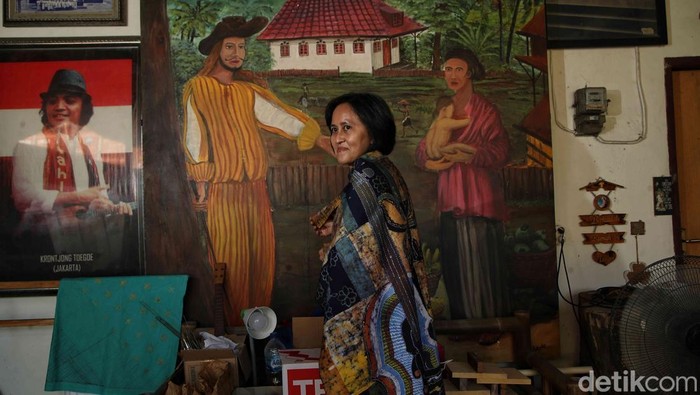 Di tengah geliat pembangunan kota metropolitan, Kampung Tugu di Semper Barat, Cilincing, Jakarta Utara, menyimpan warisan budaya unik yang terus bertahan di antara deru modernisasi. Adalah Batik Tugu, kain tradisional khas yang memadukan unsur Portugis dan Betawi, kini kembali dihidupkan sebagai simbol identitas dan keberagaman budaya.