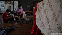 Perajin membuat batik Tugu di kawasan Kampung Tugu, Semper Barat, Cilincing, Jakarta Utara, Jumat (13/6/2025). Beberapa desainer muda ibu kota juga mulai menjadikan Batik Tugu sebagai sumber inspirasi dalam karya mereka.