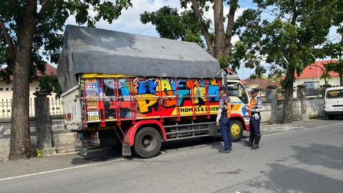Beberapa petugas Dishub Kota Mataram saat menghentikan salah satu kendaraan bermuatan berlebih. (Nathea Citra/detikBali)