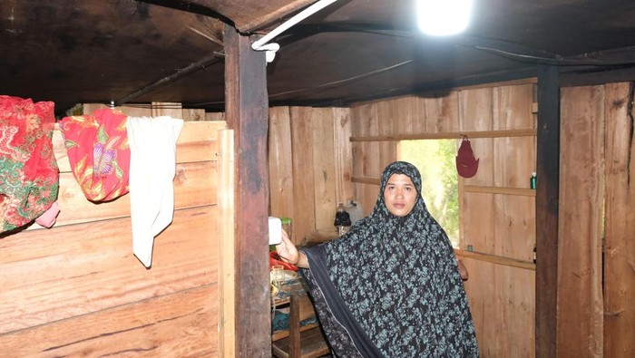 PLN menghadirkan listrik 24 jam nonstop untuk 28 keluarga di Kampung Menra, Desa Arabika, Kecamatan Sinjai Barat, Kabupaten Sinjai, Sulawesi Selatan.