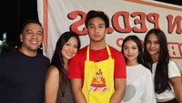 Dilihat dari Instagram, Jumat (13/6/2025), Nola Be3 mengaku bangga Bevan Putera mencoba membuka usaha kecil-kecilan setelah lulus SMA dan sebelum sibuk jadi mahasiswa UI. Dia turun langsung untuk ngurusin dan melayani pengunjung. We so proud of you abang. Semoga lancar ya nak. Belajar itu dari banyak cara, yang penting mau nikmati prosesnya, mau usaha, dan bekerja keras ya bang, tulisnya. (Foto: dok Instagram)