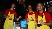 Bevan Putera anak Nola Be3 berjualan sate bersama dua rekannya. (Foto: dok Instagram)