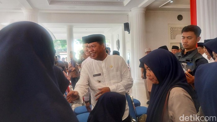 Bupati dan Wabup Majalengka Eman Suherman-Dena Muhamad Ramdhan saat menyapa para kafilah Majalengka sebelum mengikuti MTQH 2025.