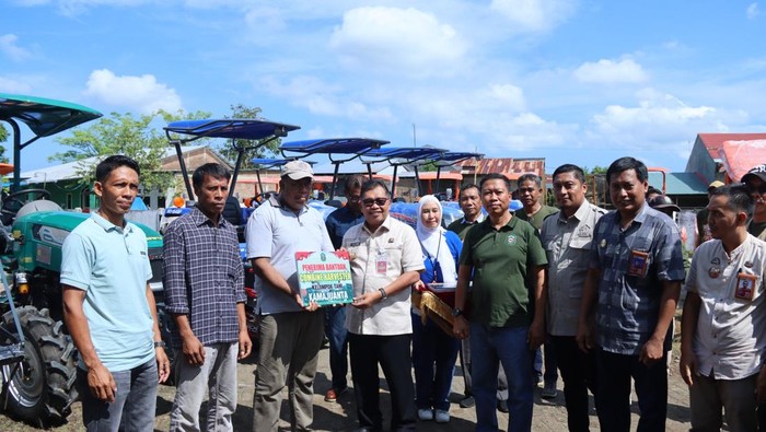 Bupati Takalar Firdaus menyerahkan bantuan alsintan ke para petani di Kelurahan Bajeng, Pattallassang, Takalar. Dokumen Istimewa