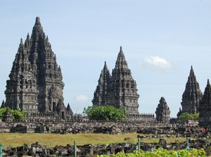 Misteri Candi Prambanan: Menguak Kisah Roro Jonggrang dan Bandung Bondowoso