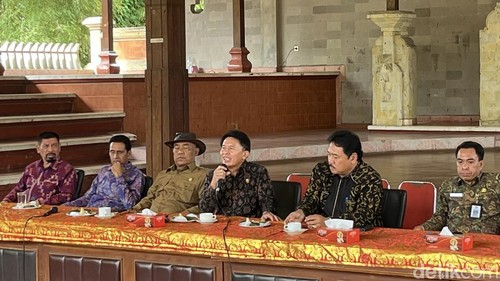 Ketua Fraksi PDIP DPRD Bali I Made Supartha saat acara Coffee Morning di DPRD Bali, Jumat (13/6/2025).