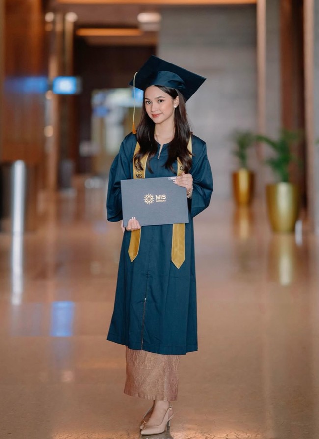 Melalui akun Instagram pribadi Cut Tari membagikan foto-foto putri semata wayangnya dengan mantan suami Johannes Yusuf Subrata, Sydney, saat wisuda SMA. Penampilan Sydney yang kini sudah dewasa dan makin cantik curi atensi. Foto: Instagram/@cuttaryofficial