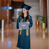 Melalui akun Instagram pribadi Cut Tari membagikan foto-foto putri semata wayangnya dengan mantan suami Johannes Yusuf Subrata, Sydney, saat wisuda SMA. Penampilan Sydney yang kini sudah dewasa dan makin cantik curi atensi. Foto: Instagram/@cuttaryofficial