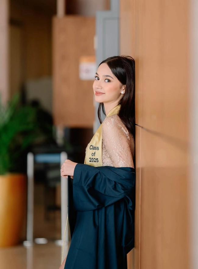 Di balik toga wisudanya Sydney memilih mengenakan kebaya warna nude keemasan. Sambil memamerkan senyum manisnya, pesona gadis 17 tahun itu bikin terpana. Foto: Instagram/@cuttaryofficial
