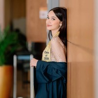 Di balik toga wisudanya Sydney memilih mengenakan kebaya warna nude keemasan. Sambil memamerkan senyum manisnya, pesona gadis 17 tahun itu bikin terpana. Foto: Instagram/@cuttaryofficial