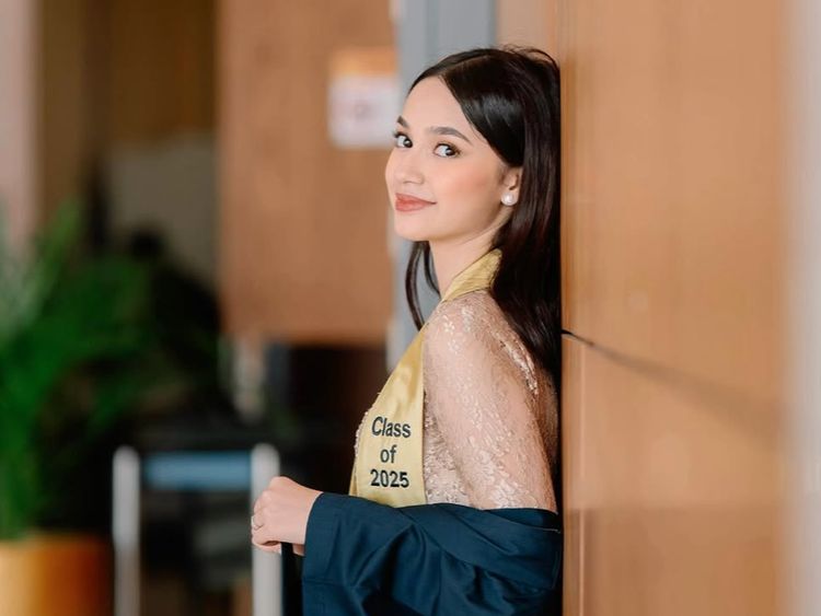 7 Foto Cantiknya Sydney Anak Cut Tari Berkebaya saat Wisuda SMA