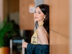 7 Foto Cantiknya Sydney Anak Cut Tari Berkebaya saat Wisuda SMA