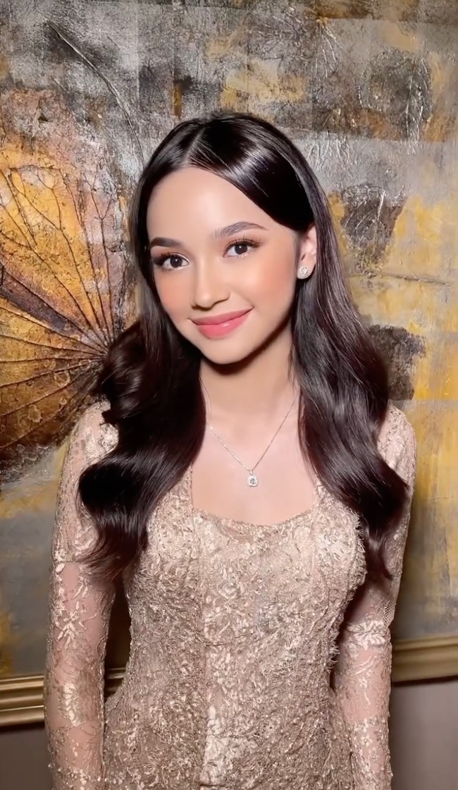 Penampilannya semakin memukau dengan riasan hasil tangan MUA Barry Irawan. Dengan warna-warna soft dan hasil glowing membuat kecantikan Sydney makin terlihat flawless. Foto: Instagram/@cuttaryofficial