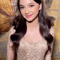 Penampilannya semakin memukau dengan riasan hasil tangan MUA Barry Irawan. Dengan warna-warna soft dan hasil glowing membuat kecantikan Sydney makin terlihat flawless. Foto: Instagram/@cuttaryofficial